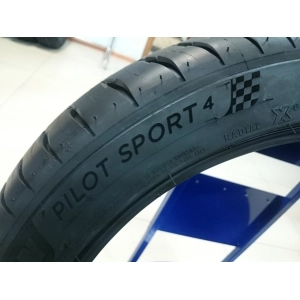 Michelin Pilot Sport 4 235/45 R20 100Y