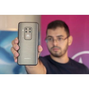 Motorola One Zoom