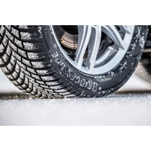 Bridgestone Blizzak LM005 235/45 R18 98V