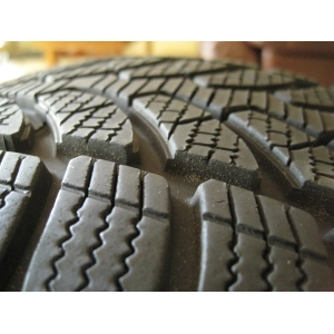 Bridgestone Blizzak LM-32 225/55 R16 95H Run Flat